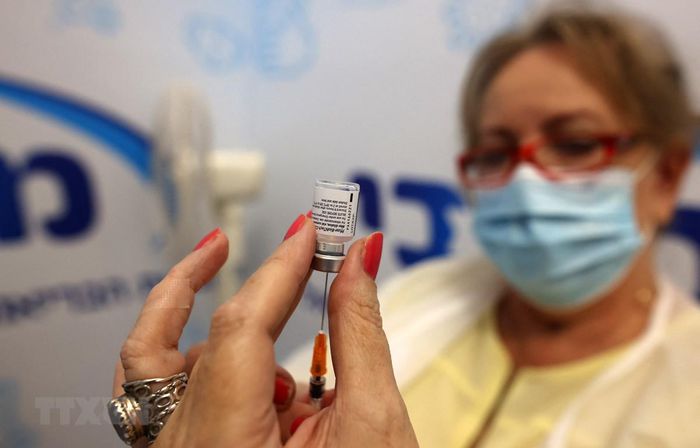 Nhiều bệnh viện quá tải, Israel mở rộng đối tượng tiêm mũi thứ 3