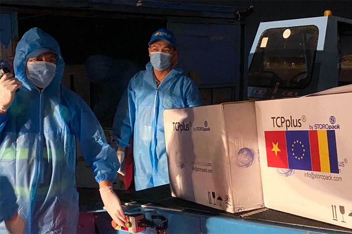 Tiếp nhận 300.000 liều vắc xin Romania tặng Việt Nam