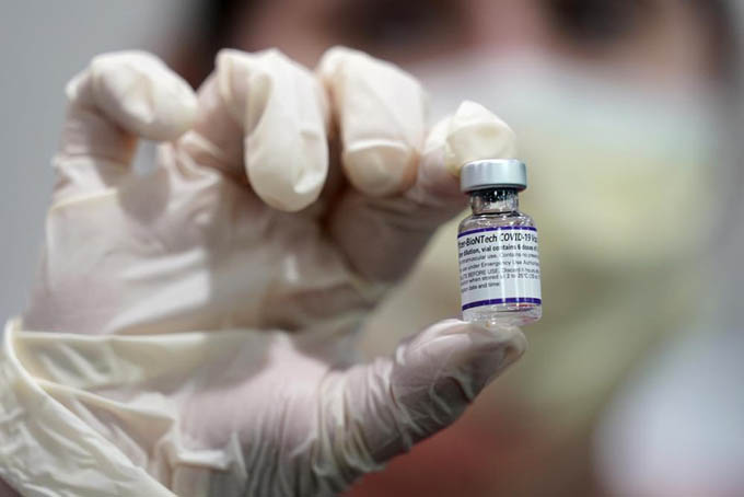Bang Mỹ vứt bỏ vaccine Pfizer, Moderna và J&J vì không có người tiêm