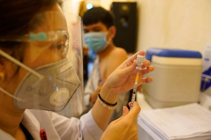 Chuyên gia y tế: Chích vắc xin Pfizer thay mũi 2 Moderna
