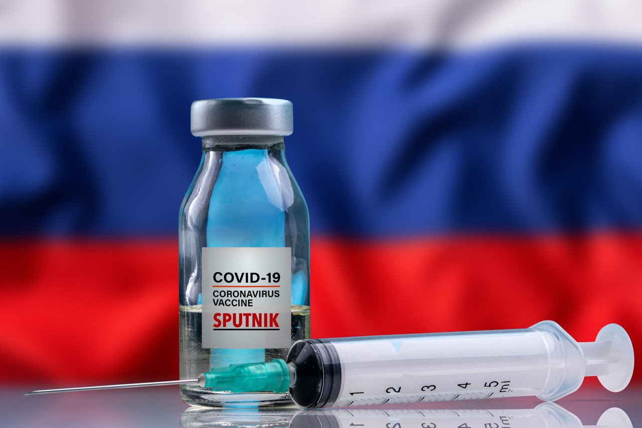 Nga: Vắcxin Sputnik V có thể ngừa virus trong 2 năm, lâu hơn Pfizer