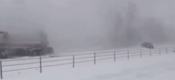 40 xe va chạm vì tuyết phủ dày đặc ở Mỹ