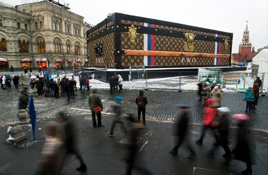 Vali LV khổng lồ ‘chình ình’ trên Quảng trường Đỏ làm tổn thương  người Nga