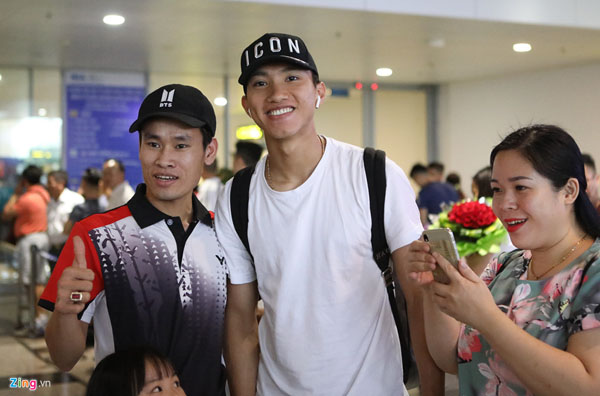 Văn Hậu tươi cười trở về Hà Nội, sẵn sàng đối đầu Malaysia