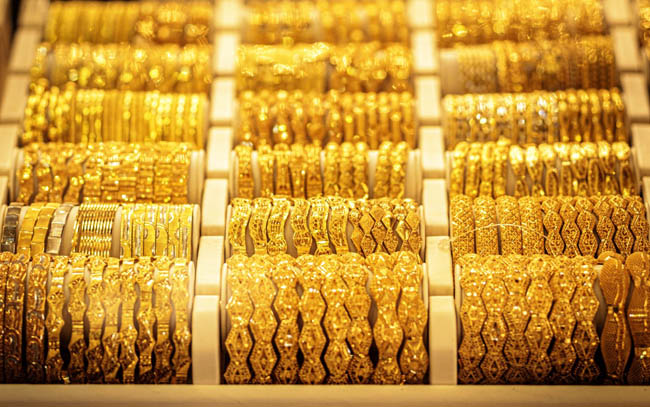 Đồng USD và lợi suất trái phiếu Mỹ giảm giúp giá vàng thế giới đi lên phiên 12/1