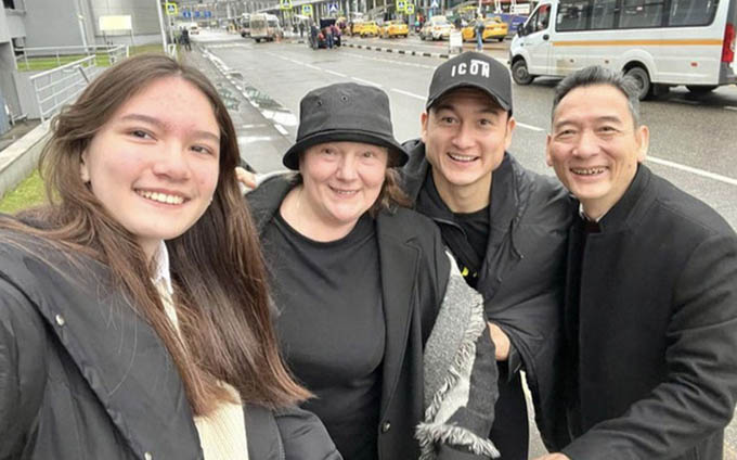 Đặng Văn Lâm đã về đến Nga, ôm chầm lấy em gái tại sân bay