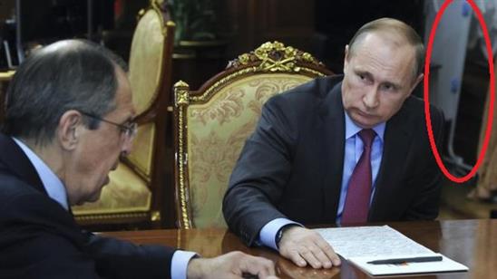 “Vật thể lạ” trong phòng của ông Putin gây xôn xao