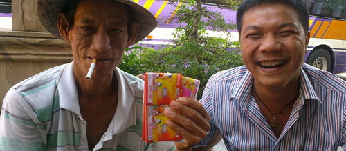 Người Việt xuất ngoại qua Campuchia… bán vé số