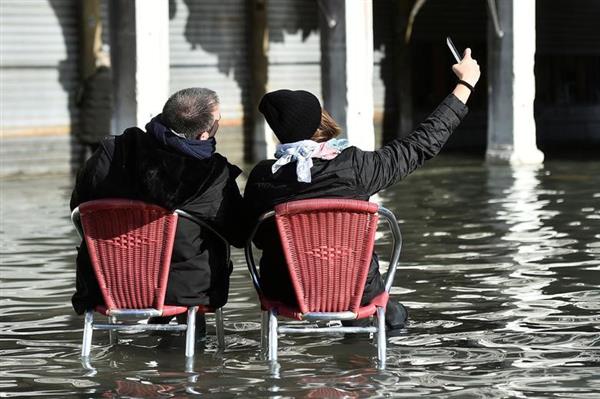 [ẢNH] Ngập lụt kỷ lục, người dân thành phố Venice vẫn vui vẻ chụp ảnh