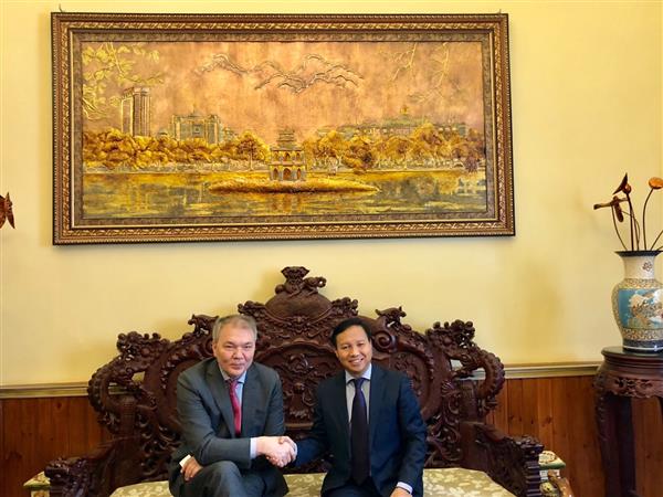 Đại sứ Ngô Đức Mạnh tiếp Chủ tịch Nhóm Nghị sỹ hữu nghị với Việt Nam