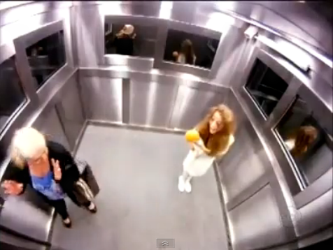 Video: Bị đánh khi dọa ma trong thang máy