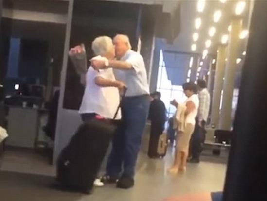 Video cụ ông đón vợ ở sân bay khiến cả triệu người thổn thức