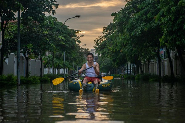 Video: Khu biệt thự sang trọng tại Hà Nội ngập trong biển nước, dân sắm thuyền di chuyển