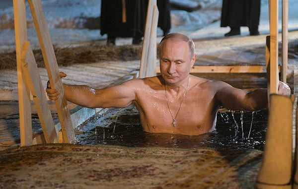 Video: Ông Putin cởi trần bước xuống hồ nước lạnh ngâm mình