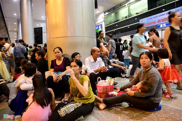 Cảnh vật vạ, nằm chờ đón Việt kiều về ăn Tết ở sân bay Tân Sơn Nhất