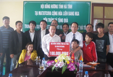 Hà Tĩnh: Việt kiều tại Liên Bang Nga trao 100 triệu đồng giúp trẻ em khuyết tật