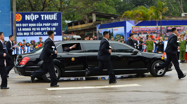 Tiết lộ lý do bất ngờ nhóm vệ sĩ chạy bộ theo xe Chủ tịch Kim Jong-un
