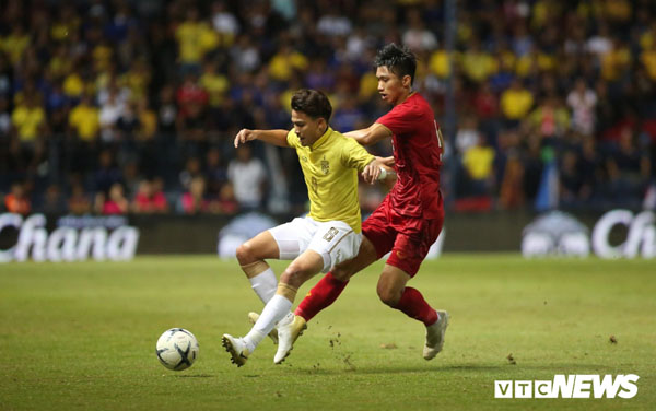 Đánh bại Thái Lan ở phút 94, Việt Nam vào chung kết King's Cup