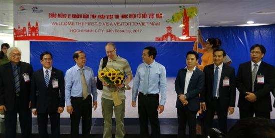 Đón vị khách quốc tế đầu tiên sử dụng thị thực điện tử Việt Nam