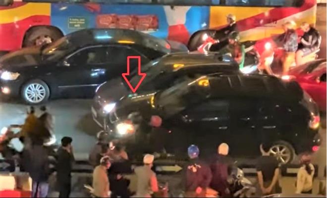 Clip: Ô tô Vinfast Fadil và Lexus RX 350 rượt đuổi, tông nhau như phim hành động