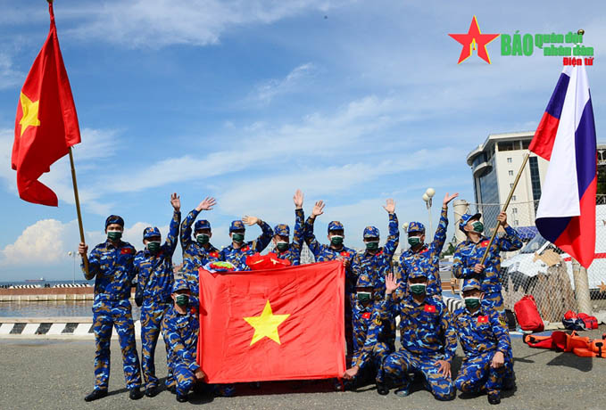 Tuyển thủ Hải quân Việt Nam và LB Nga thi đấu ngang tài, ngang sức