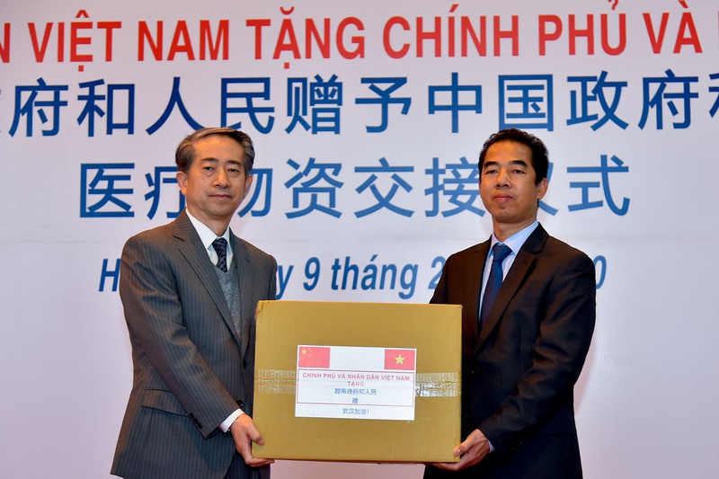 Việt Nam tặng trang thiết bị y tế trị giá 500.000 USD cho Trung Quốc