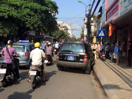 Hà Nội: Tài xế xe biển xanh cố thủ khi bị cảnh sát dừng xe