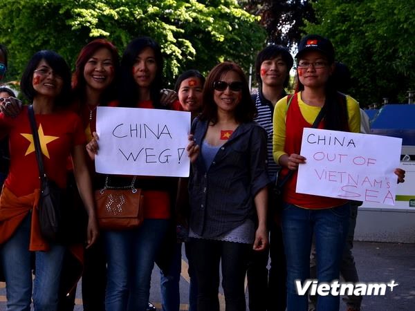 Tuần hành tại Zurich yêu cầu Trung Quốc tuân thủ luật quốc tế