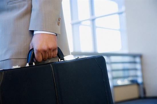 Sự thật choáng váng về bộ quần áo bẩn bên trong chiếc cặp của chồng