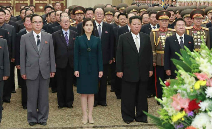 Nhà lãnh đạo Triều Tiên cùng vợ xuất hiện trước công chúng sau nhiều tháng