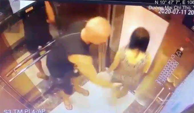 Người đàn ông ngoại quốc vỗ mông phụ nữ trong thang máy bị phạt 200.000 đồng
