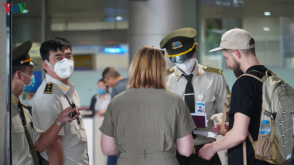 Đang giám sát chặt 67 hành khách lưu trú ở Trung Quốc nhập cảnh về Tân Sơn Nhất