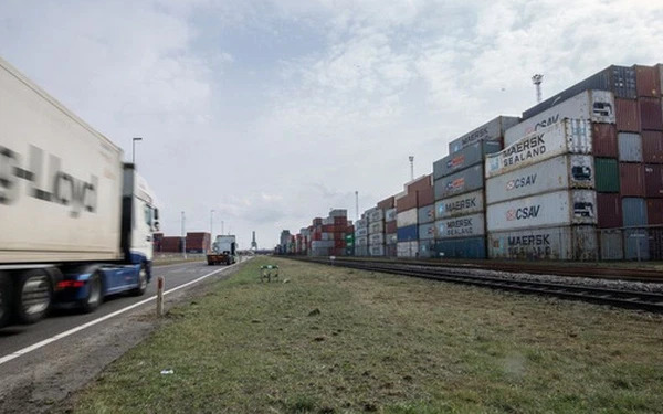 Hàng nghìn thùng container có liên quan đến Nga vẫn chưa ''thấy ánh mặt trời'', ''trái tim'' của kinh tế châu Âu đứng trước khủng hoảng