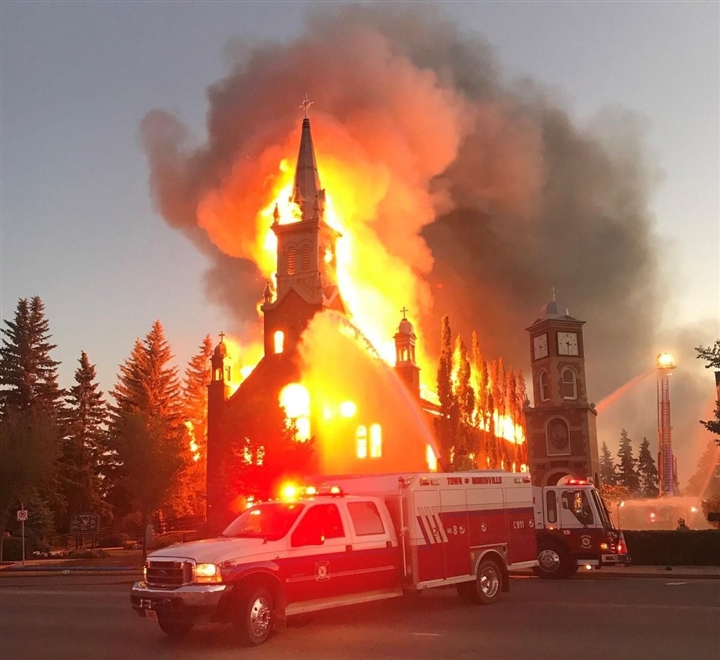 Ít nhất 4 nhà thờ Canada bị cháy sau loạt vụ phát hiện mộ tập thể