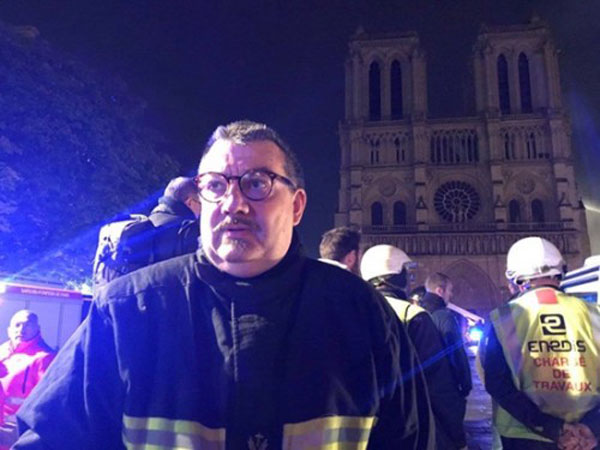Vụ cháy Nhà thờ Đức Bà Paris: Linh mục xả thân cứu thánh tích được ca ngợi như người hùng