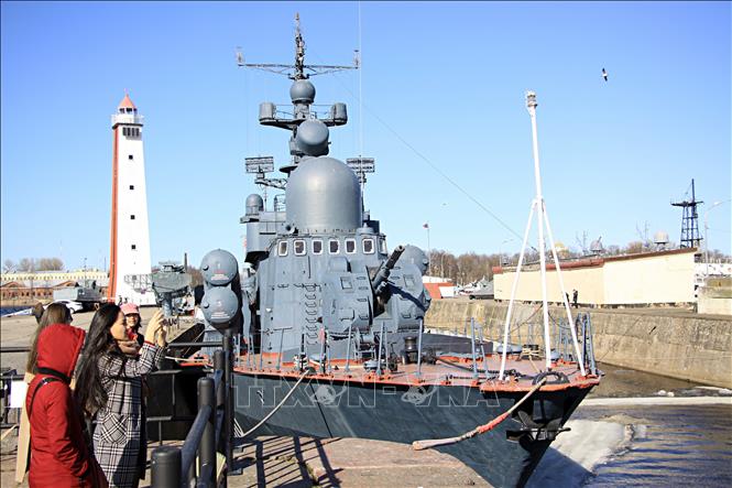 Chiêm ngưỡng tàu chiến và vũ khí diệt hạm ở Kronstadt, Nga