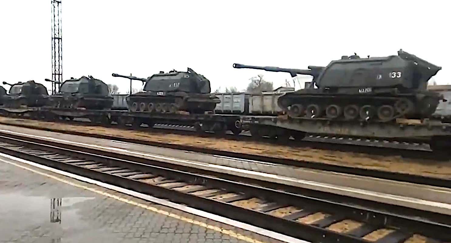 Xuất hiện hình ảnh vũ khí hạng nặng của Nga đổ dồn về biên giới Ukraine