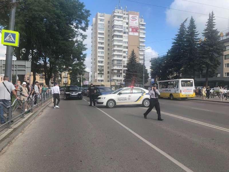 Phần tử vũ trang bắt 20 người làm con tin trên xe bus tại Ukraine