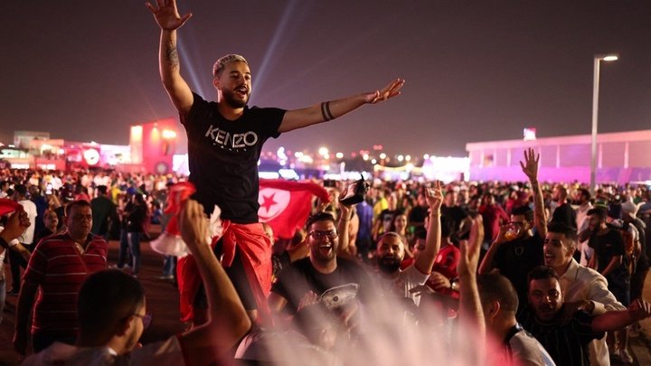 Người hâm mộ đổ về Doha trước thềm trận khai mạc World Cup 2022