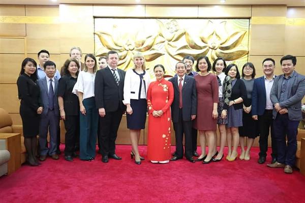 Trao Kỷ niệm chương cho Giám đốc Trung tâm Khoa học và Văn hoá Nga tại Hà Nội
