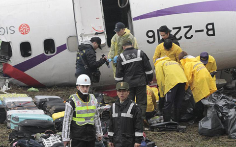 Thi thể phi công Đài Loan vẫn bám chặt lấy cần lái của máy bay