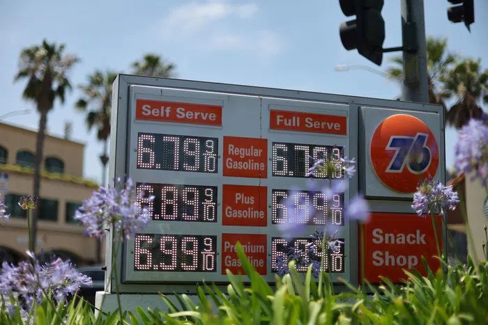 Giá xăng tại Mỹ đạt mức cao nhất mọi thời đại, vọt lên 5 USD/gallon
