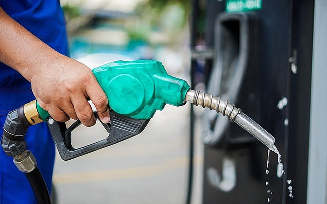 Giá xăng tăng mạnh 850 đồng/lít, lên mức cao nhất trong hơn 2 năm
