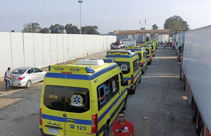 Nhóm người nước ngoài đầu tiên được rời Dải Gaza qua cửa khẩu Ai Cập
