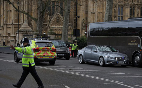 Thủ tướng Anh Theresa May thoát hiểm trong gang tấc