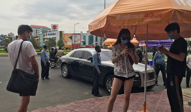 Campuchia tạm giữ sĩ quan quân đội lái xe Rolls Royce chở 3 người Trung Quốc nghi trốn cách ly