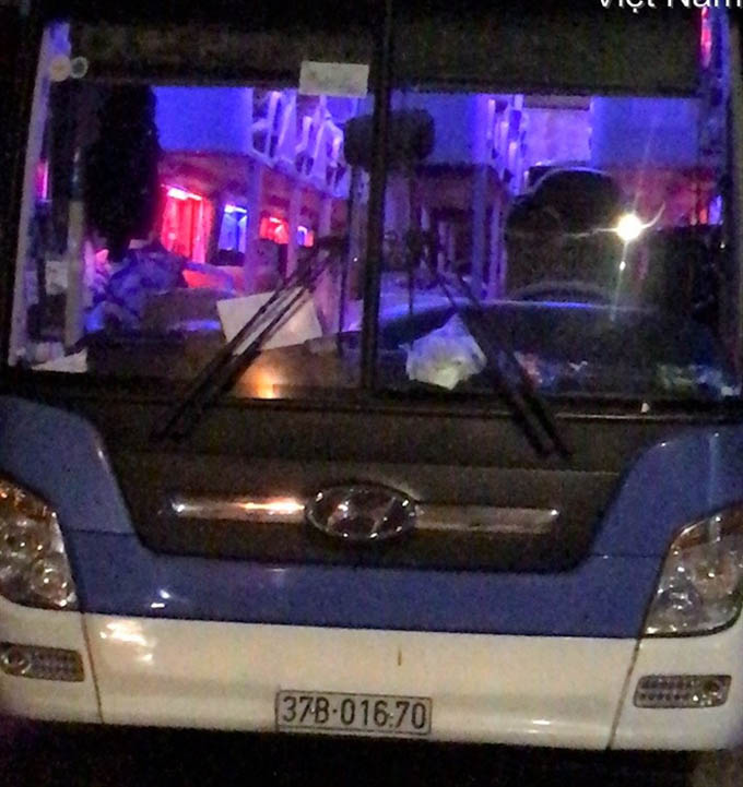 Bắt giữ xe khách chạy trái tuyến chở 14 người từ Hải Dương về Nghệ An