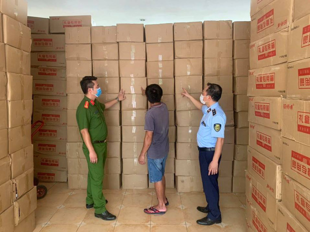 Hà Nội: Phát hiện xe ''luồng xanh'' định chuyển 10 tấn bánh trung thu nhập lậu vào TP. Hồ Chí Minh
