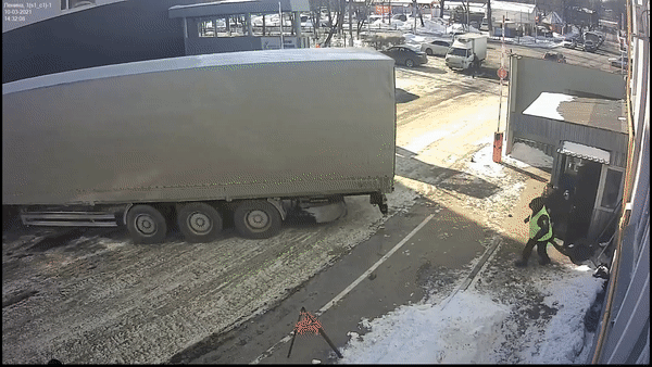 Xe tải lùi sập bốt bảo vệ ở Nga