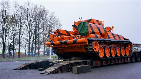 Sân bay Nga dùng xe tăng di chuyển máy bay